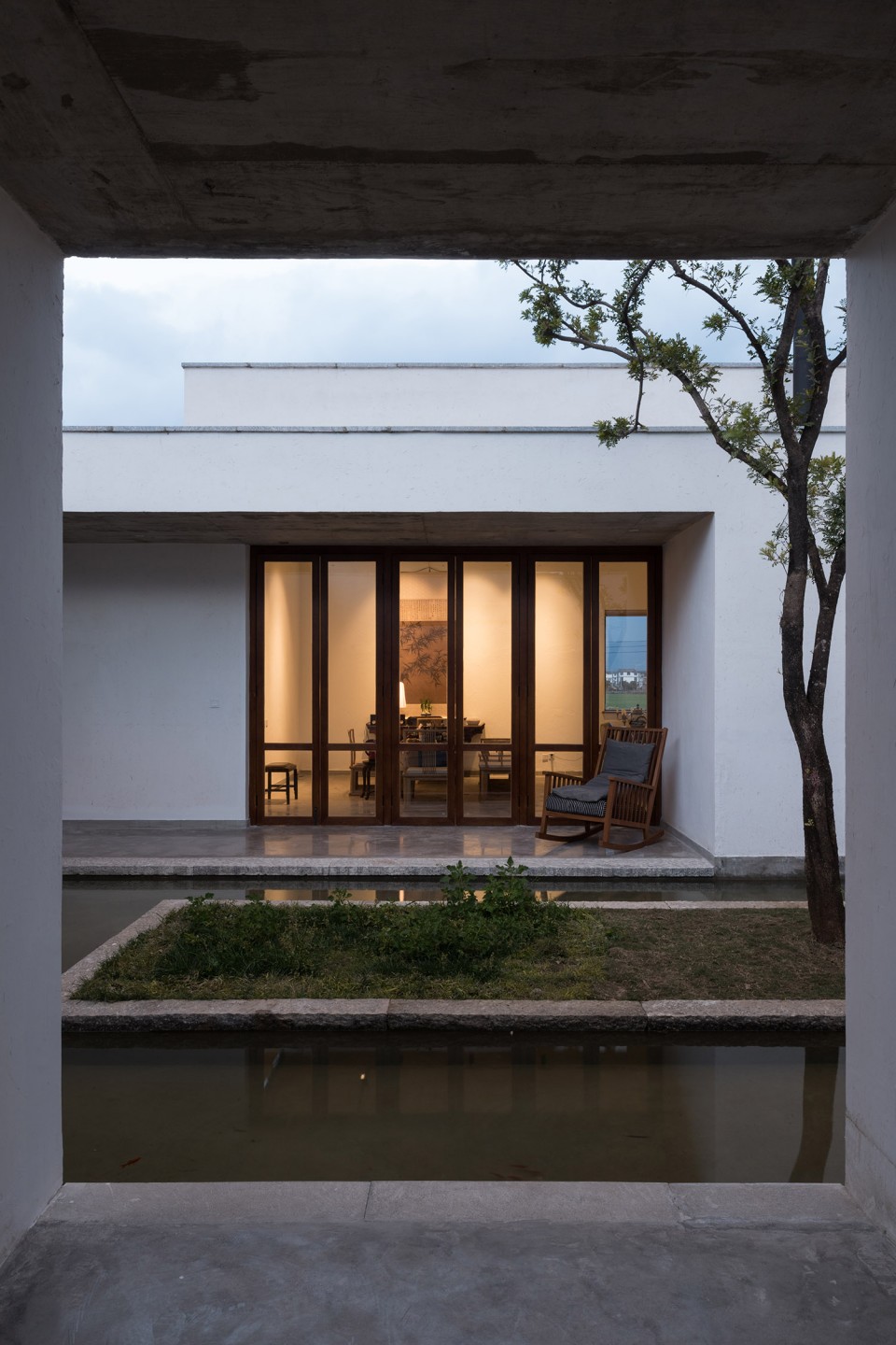1- photo 018_从廊道的洞口向起居室望去 Zhu an by Zhaoyang Architects