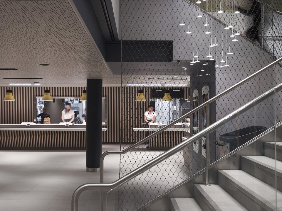 8.McD Champs-Elysees version visuels HD 290 flou