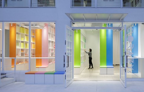 表参道的“色彩图书馆” ，日本 / emmanuelle moureaux