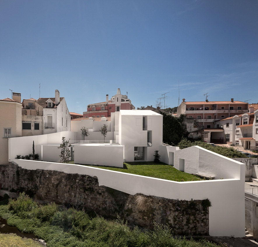 House in Alcobaça by Aires Mateus