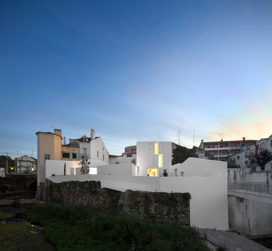 House in Alcobaça by Aires Mateus