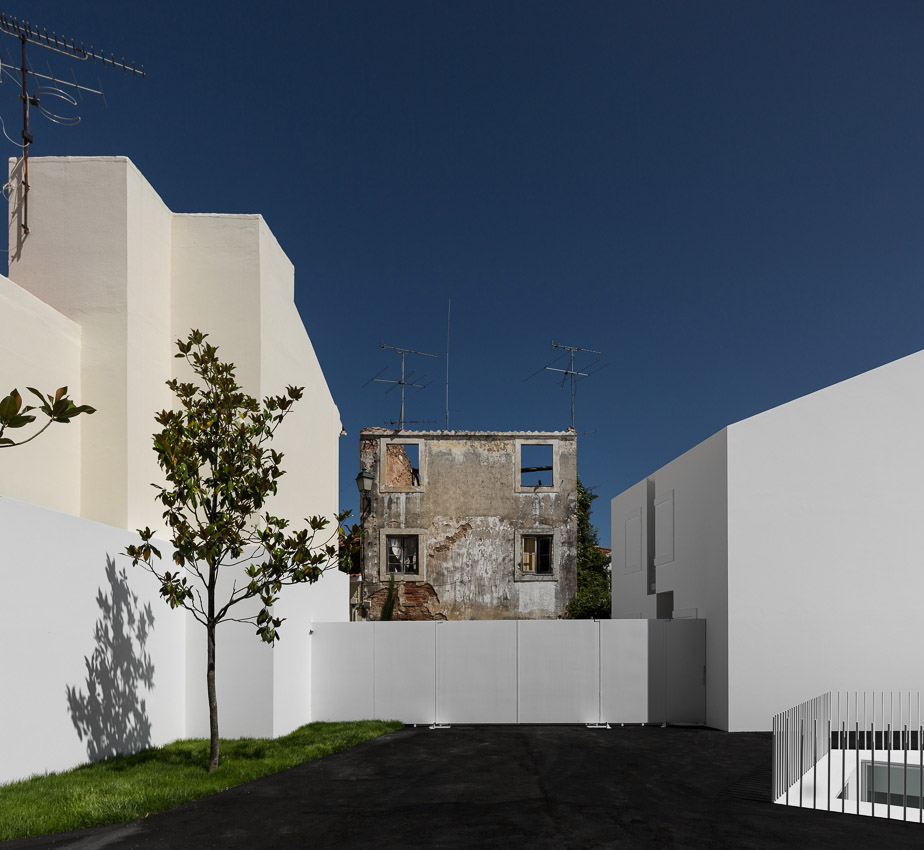 009-House in Alcobaça by Aires Mateus
