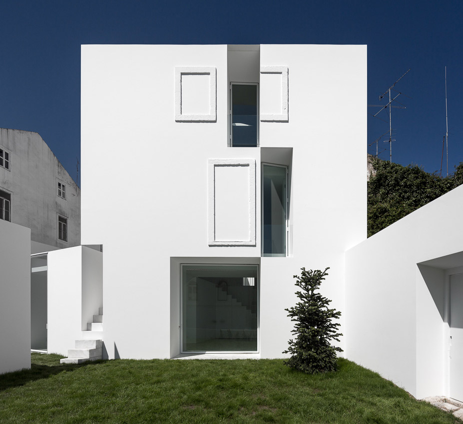 011-House in Alcobaça by Aires Mateus