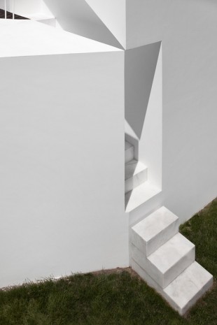 012-House in Alcobaça by Aires Mateus