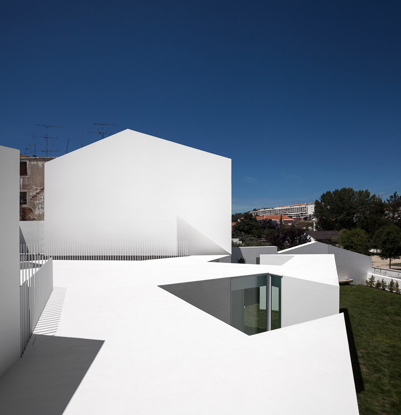 015-House in Alcobaça by Aires Mateus