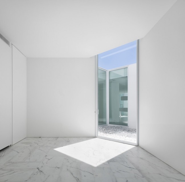 030-1-House in Alcobaça by Aires Mateus