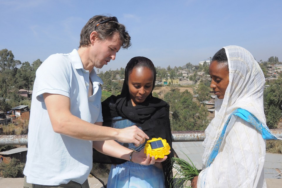Frederik-Ottesen-testing-the-Little-Sun-prototype-in-Addis-Ababa-Ethiopia_credit_Maddalena-Valeri