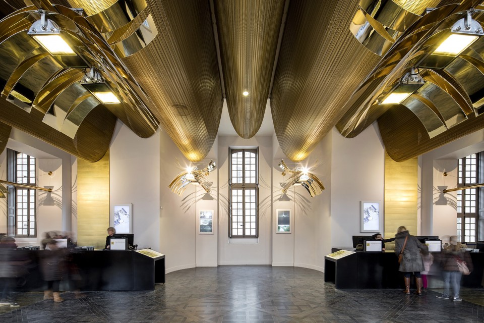 Le Pavillon Dufour, Chateau de Versailles. Le nouvel accueil du chateau, Pavillon Dufour. Dominique Perrault Architecte. 01/03/2016 historique: Le pavillon Dufour et la vieille aile separent la Cour Royale de la cour des Princes situee au sud.
La surface totale des planchers de cet ensemble est de 3708m2 dont 2251m2 pour la vieille aile et 1261m2 pour le pavillon Dufour.
Dans la vieille aile, les dispositions historiques dignes d’interet datent du XVIIeme et du XVIIIème siecle. Le batiment a fortement ete remanie au XXieme siecle. Le pavillon Dufour a ete construit au XIXeme siècle pour faire pendant au pavillon Gabriel. Il fut amenage en locaux d’habitation tres simples , largement modifies depuis, tandis que le vestibule du rez de chaussee copie sur celui du pavillon Gabriel est demeure inacheve. Objectifs :
Dans le cadre du vaste programme de reamenagement et de modernisation du Chateau de Versailles, dont l’objectif est d’ameliorer d’une part la securite (tant des biens que des personnes) et d’autre part l’accueil du public, l’amenagement de l’accueil des visiteurs individuels dans le pavillon Dufour et l’aile vieille du chateau de Versailles doit permettre l'accueil et la gestion du flux entrant de 3 millions de visiteurs individuels et la sortie de 4 millions de visiteurs individuels et groupes par an. L'objectif est de recevoir jusqu'à 5 millions de visiteurs.
Le pavillon Dufour et l'aile Vieille seront le point d'entrée des visiteurs individuels dans le Chateau et le point de depart des différents circuits de visite du Chateau. Ils serviront de point unique de sortie de l'ensemble des visiteurs.
Ce projet de restructuration s’inscrit par ailleurs dans un souci de conservation du patrimoine. A ce titre, une operation de restauration du des espaces interieurs remarquables et des huisseries exterieures sera menee simultanément. Programme: Le programme d’aménagement porte sur l’installation des fonctions de controle a
