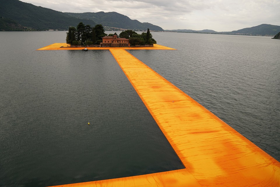 The Floating Piers - In the morning of June 16, unfurling of 1000,000 square meters of shimmering yellow fabric on the piers and pedestrian streets in Sulzano and Peschiera Maraglio is nearly completed (1)