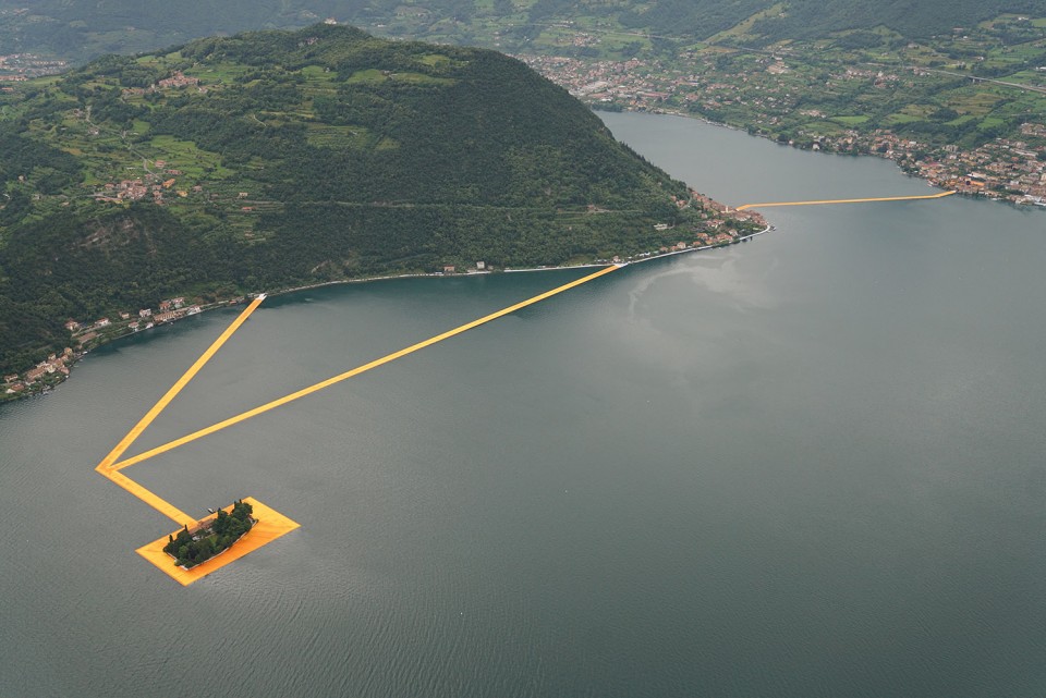 The Floating Piers - In the morning of June 16, unfurling of 1000,000 square meters of shimmering yellow fabric on the piers and pedestrian streets in Sulzano and Peschiera Maraglio is nearly completed (11)