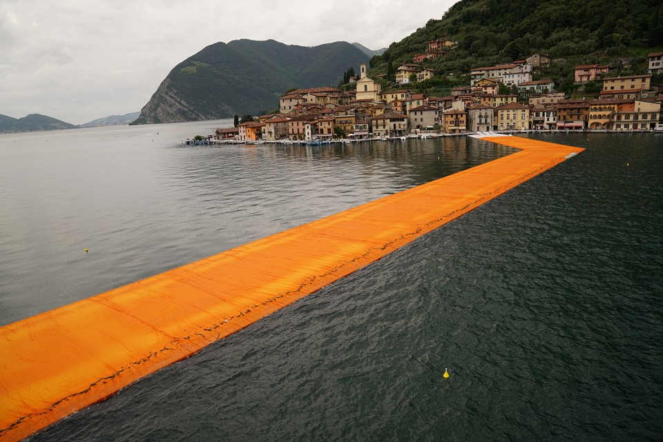 The Floating Piers - In the morning of June 16, unfurling of 1000,000 square meters of shimmering yellow fabric on the piers and pedestrian streets in Sulzano and Peschiera Maraglio is nearly completed (3)