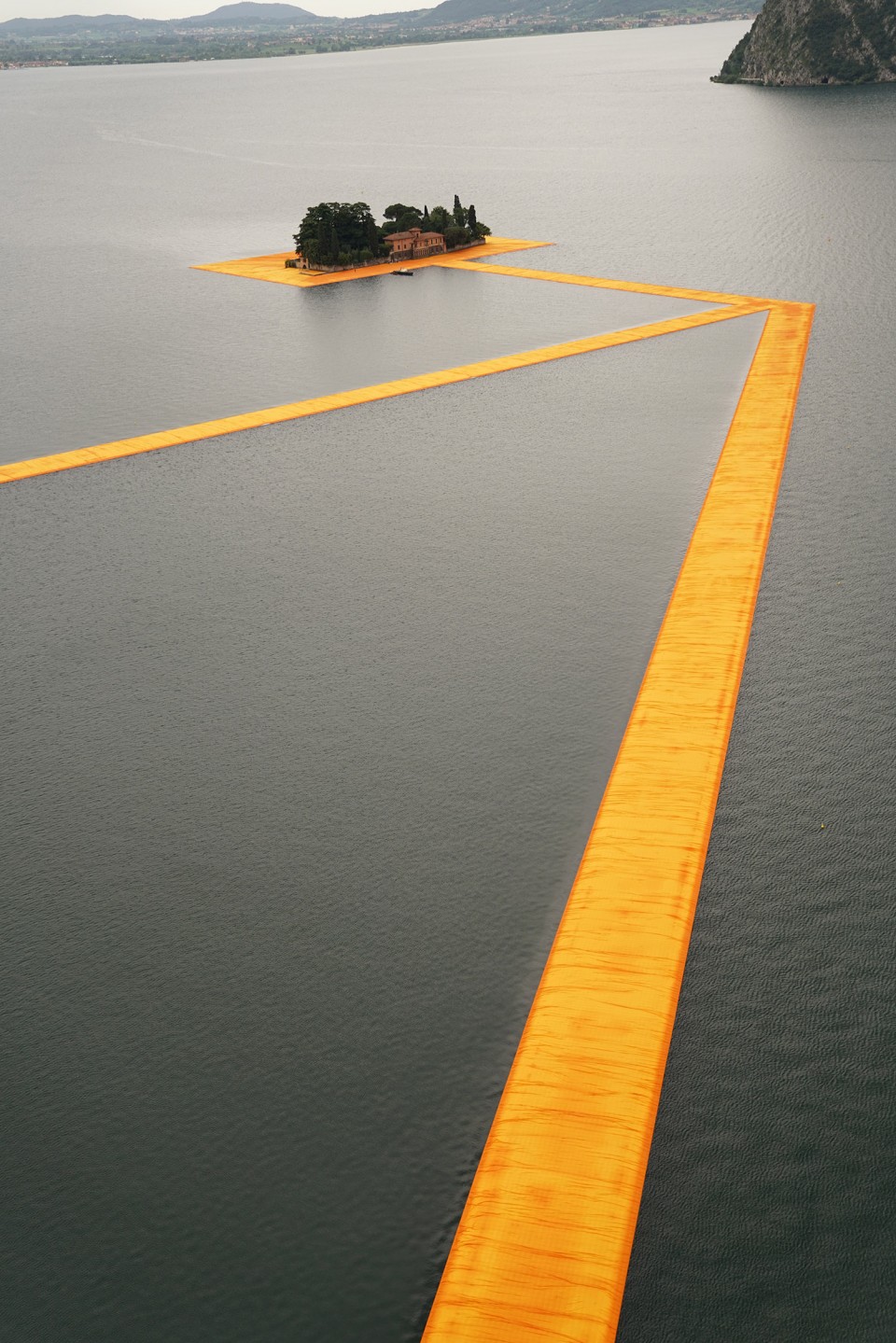 The Floating Piers - In the morning of June 16, unfurling of 1000,000 square meters of shimmering yellow fabric on the piers and pedestrian streets in Sulzano and Peschiera Maraglio is nearly completed (6)