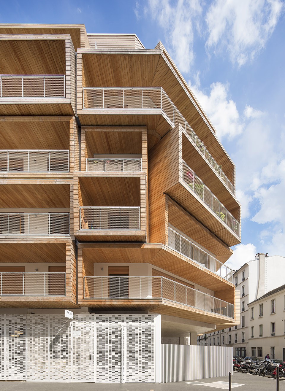007-Less by AAVP Architecture