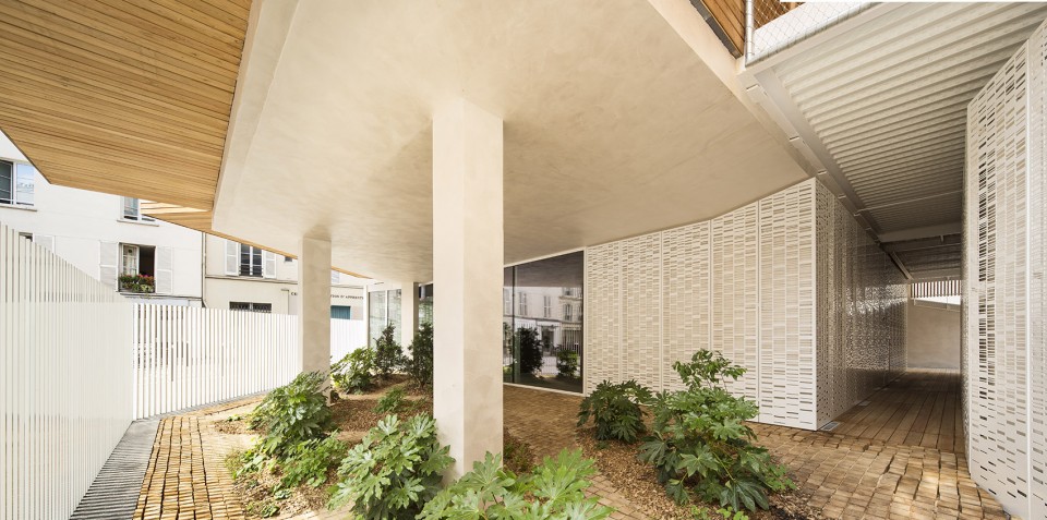 027-Less by AAVP Architecture