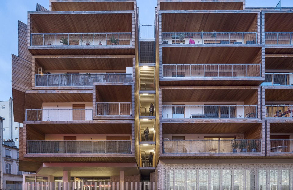 4-LESS-Frontage by night