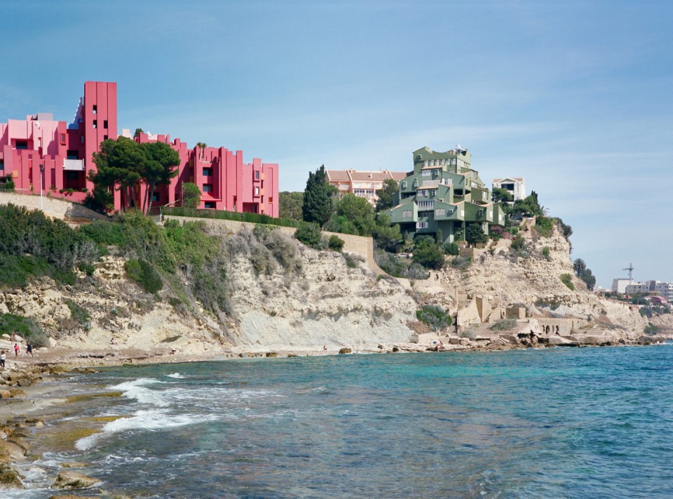 001-LA MURALLA ROJA by Taller de Arquitectura