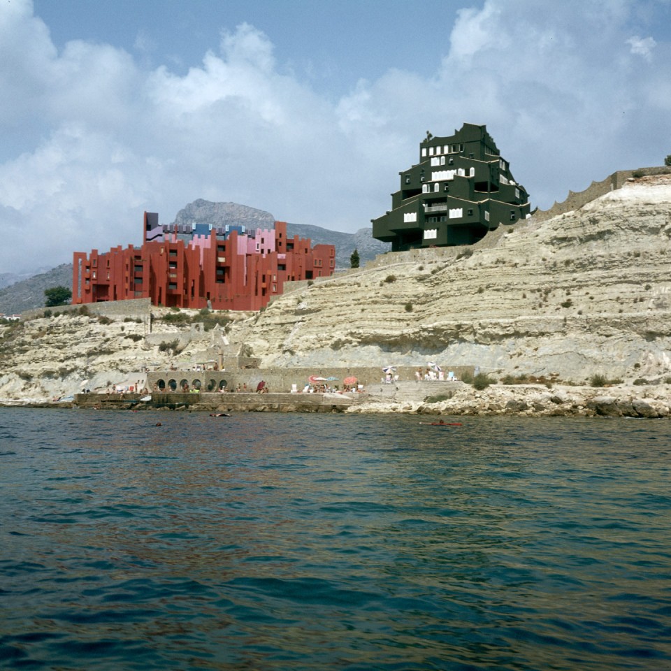 002-LA MURALLA ROJA by Taller de Arquitectura