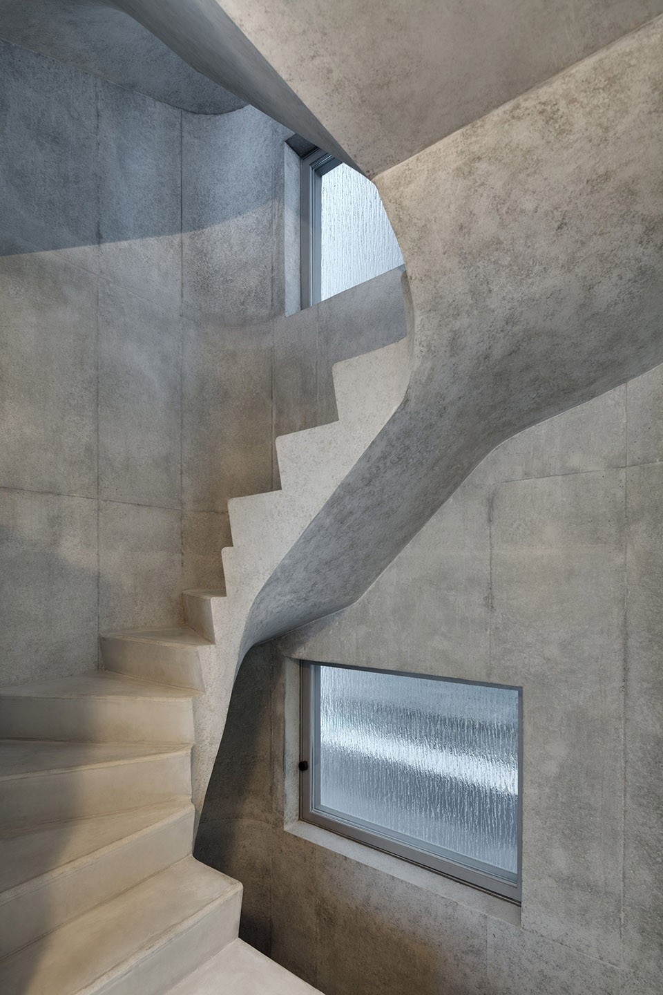 ▽ 非常狭小但别具雕塑感的旋转楼梯,a minuscule sculptural