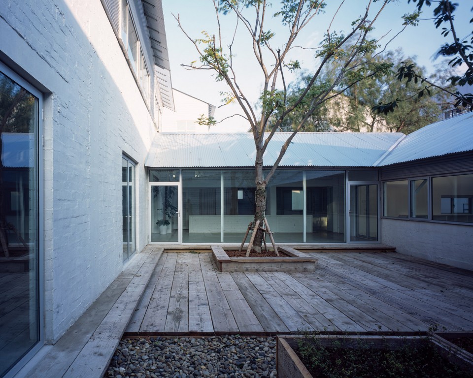 023-Temporary Office Building of Atelier Z+ _庭院Courtyard (1)