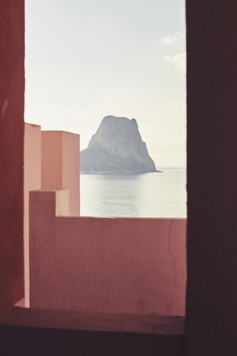 025-LA MURALLA ROJA by Taller de Arquitectura
