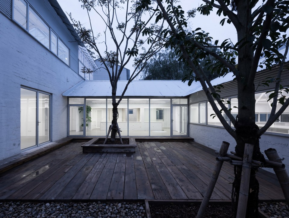 025-Temporary Office Building of Atelier Z+ _庭院Courtyard(11)