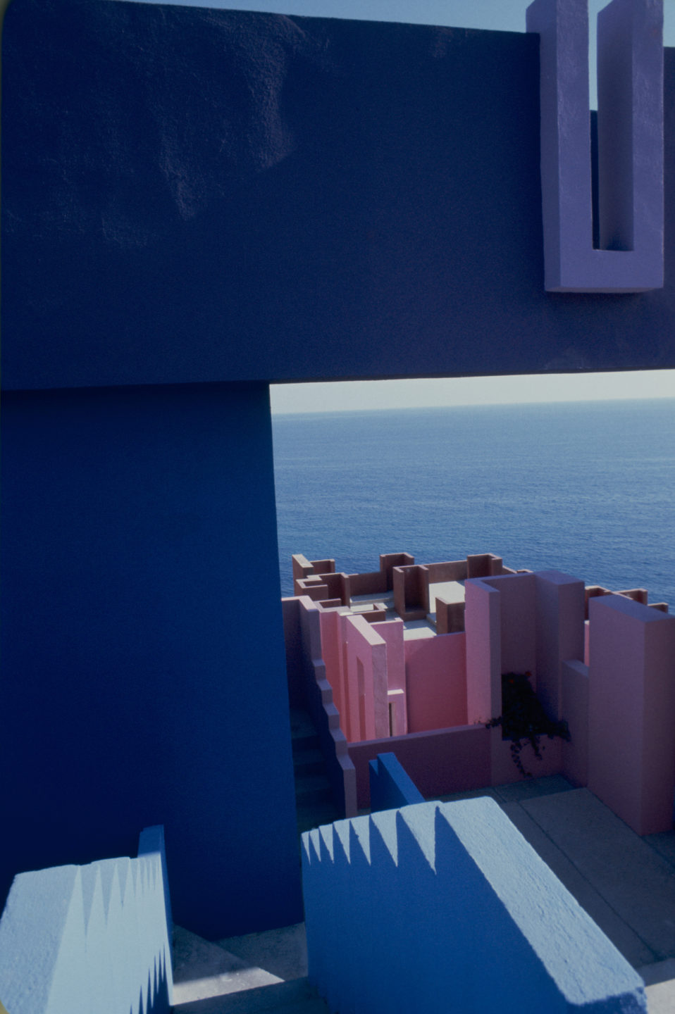 043-LA MURALLA ROJA by Taller de Arquitectura