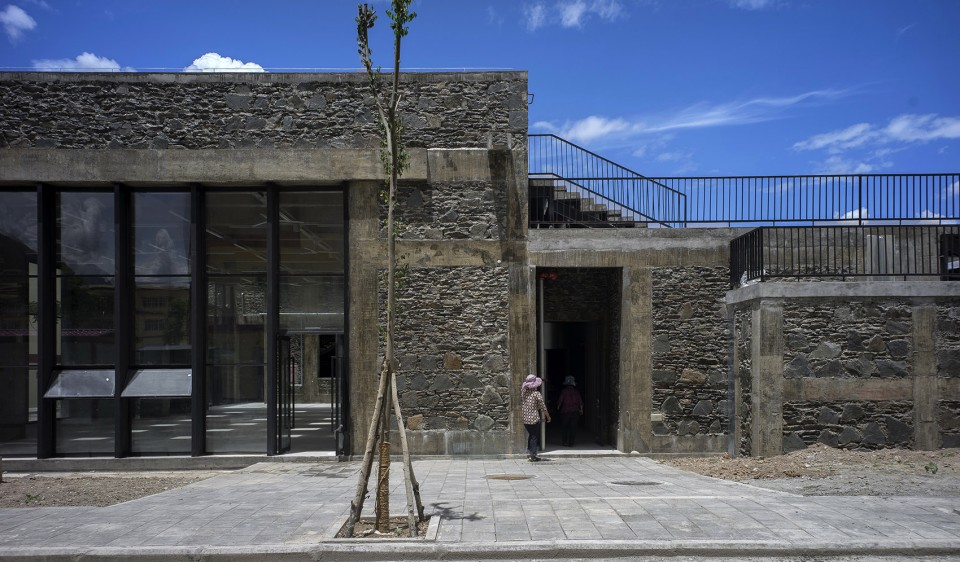 049-Double Mountains by Livil Architects