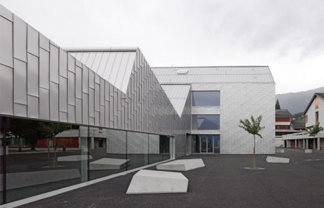 与群山遥相呼应，瑞士Moréchon II学校扩建 / rk studio