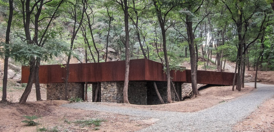 在绿树中的全景main image in forest