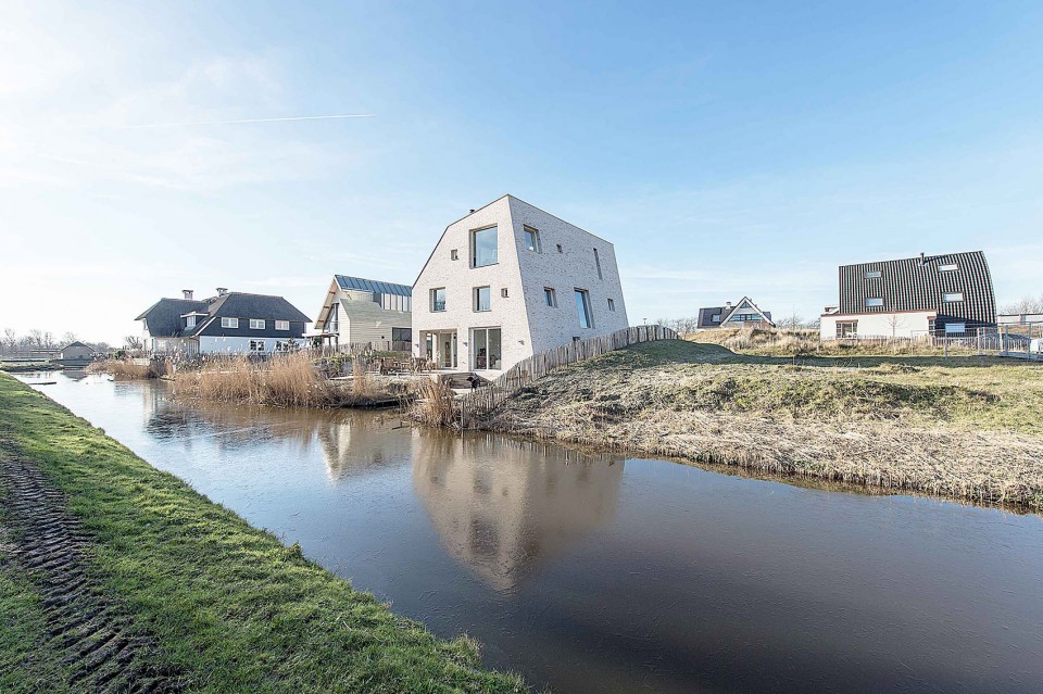 1-House as a rock by Global Architects