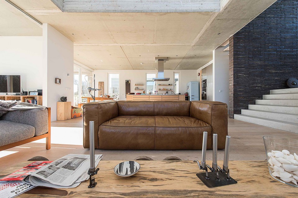 12-House as a rock by Global Architects