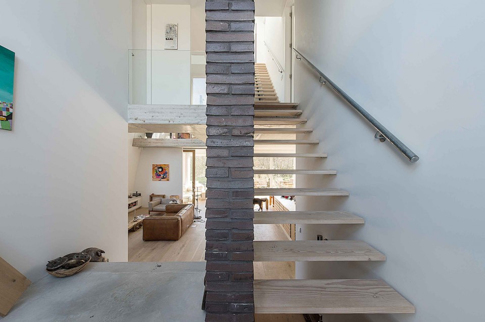 13-House as a rock by Global Architects
