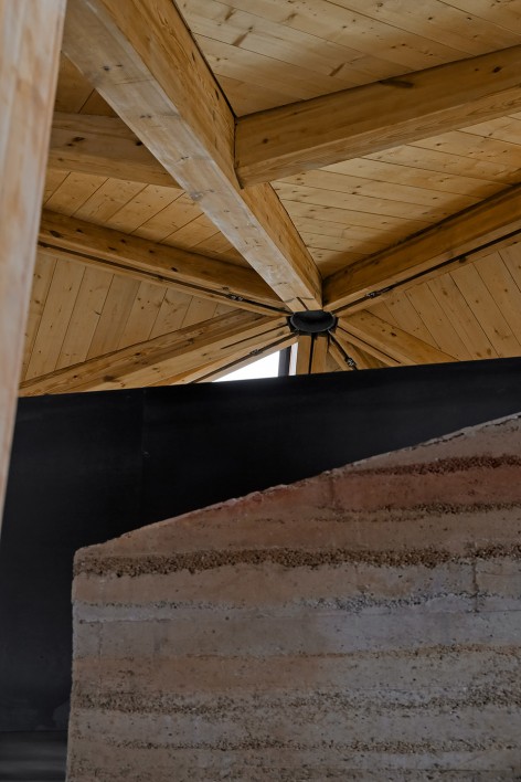 24.夯土墙与屋顶节点细节 Details of rammed earth wall and ceiling (Photo credit_Su Shengliang)