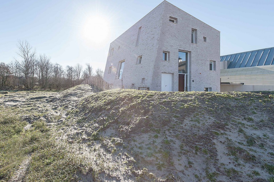 4-House as a rock by Global Architects