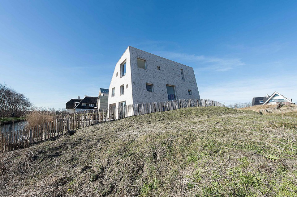 5-House as a rock by Global Architects