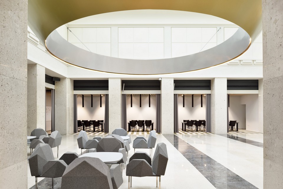 拥有悬浮金币的银行大厅改造斯洛文尼亚sadarvuga