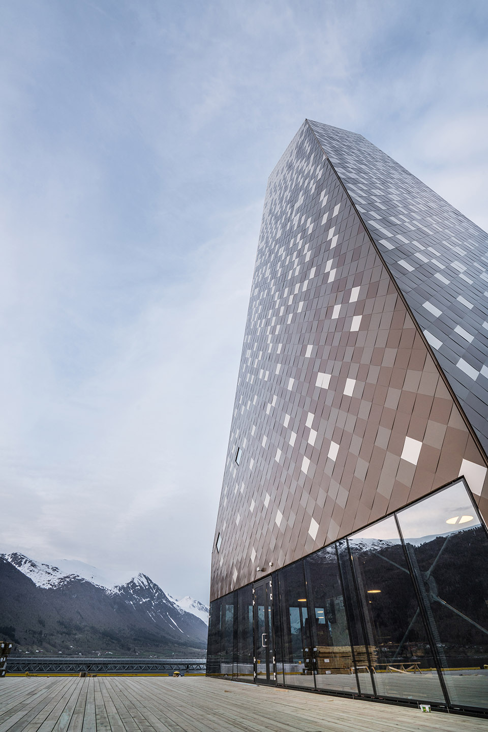 norwegian mountaineering center by reiulf ramstad arkitekter