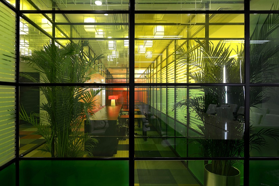 从会议室区看前台_from meeting area looking through front desk