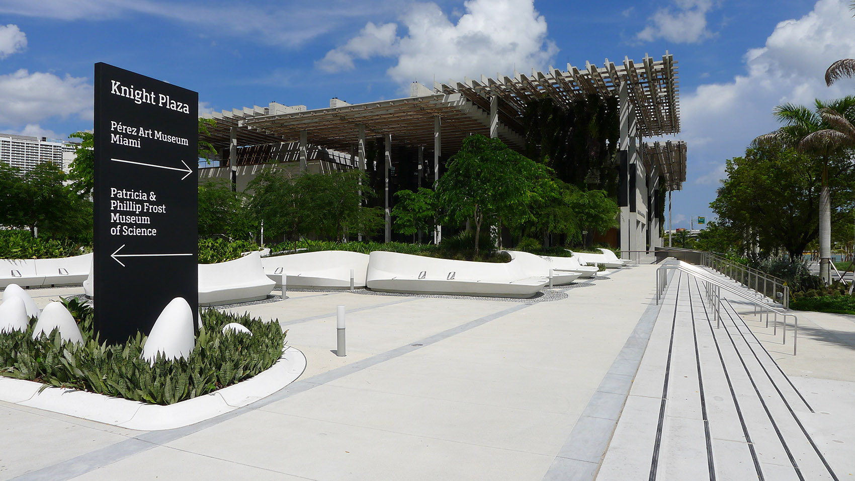 Knight Plaza, Miami by James Corner Field Operations - 谷德设计网