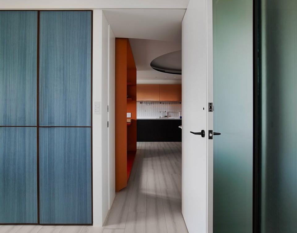 14-Vivid Apartment For Fashion Designers by Waterfrom Design