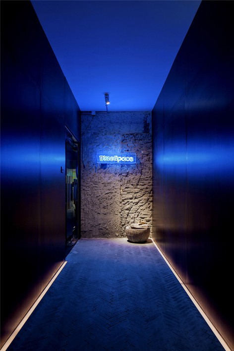 2-Fashion of Simplicity-Blue Space Office by Bloom Design