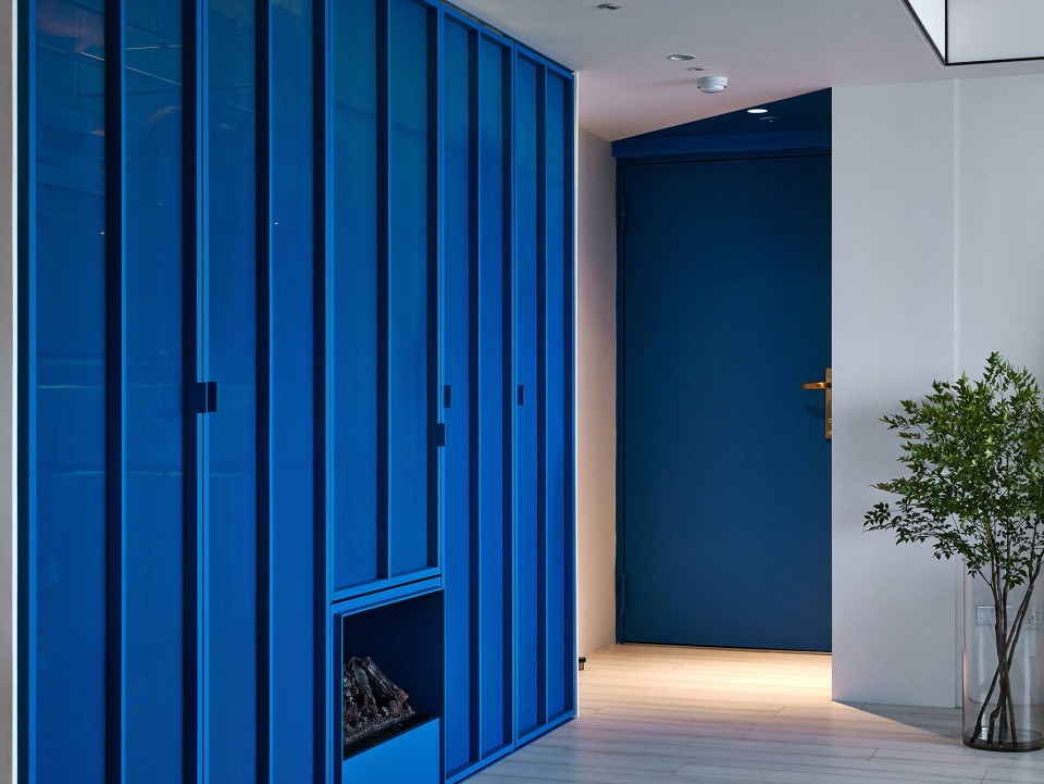 8-Vivid Apartment For Fashion Designers by Waterfrom Design