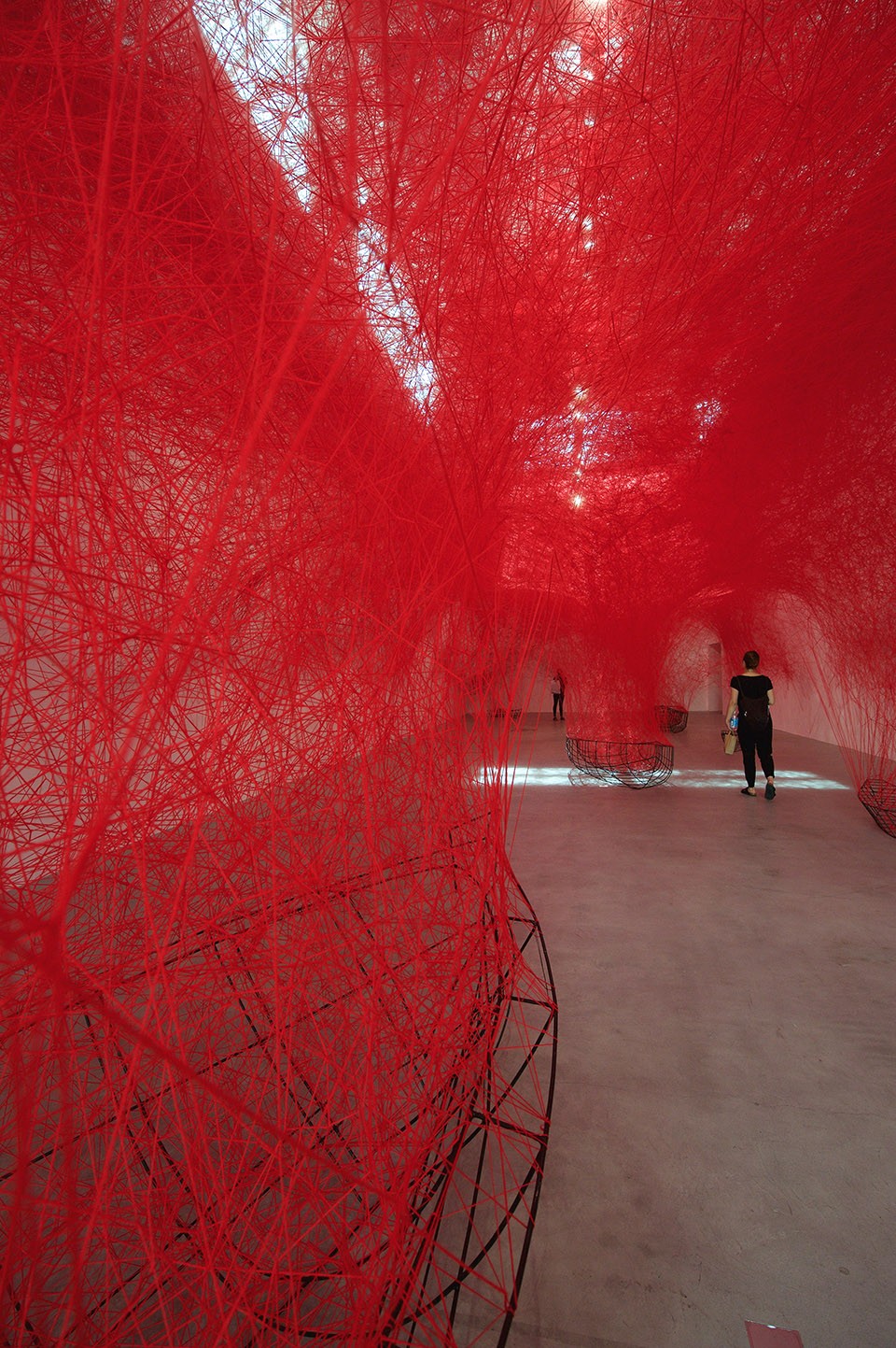 Chiharu Shiota, Uncertain Journey, 2016, Installation view, Courtesy the artist and BlainSouthern, Photo Sunhi Mang (10)