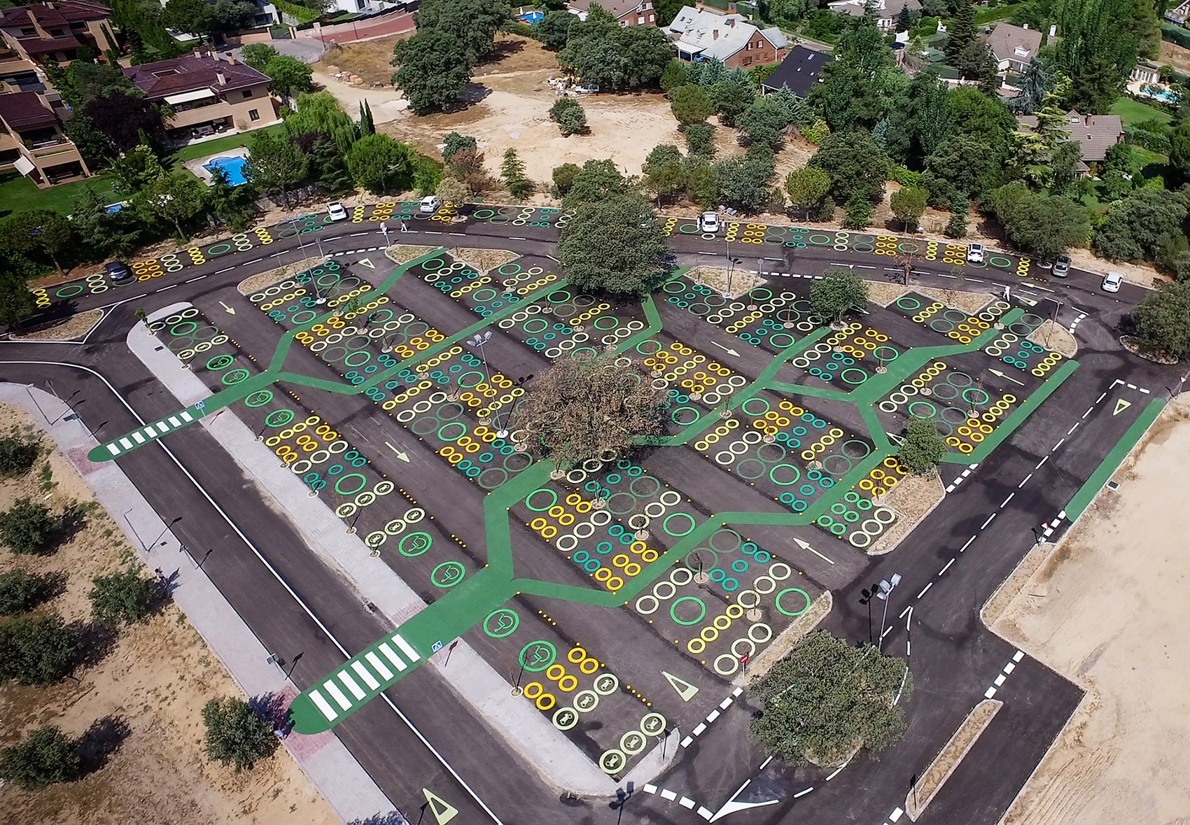 充满个性的树形结构–西班牙robledelangel停车场ignacioborregoand