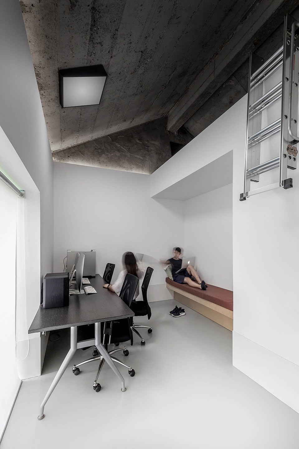 10-A Line between Time by Cun-Design