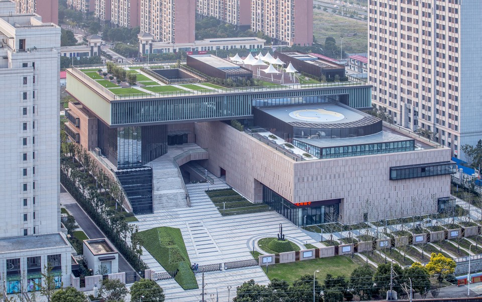 E hyphen world gallery - 热爱祖国和平发展让 当代艺术？（Contemporary art？） 雕塑/砖茶/影像尺寸：2.5m