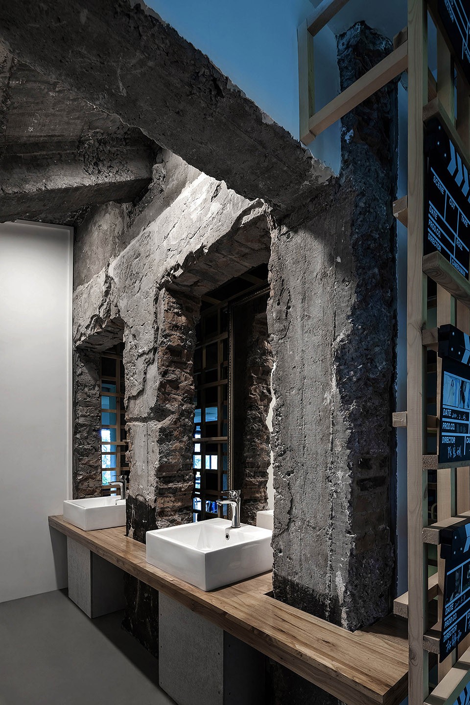 26-A Line between Time by Cun-Design
