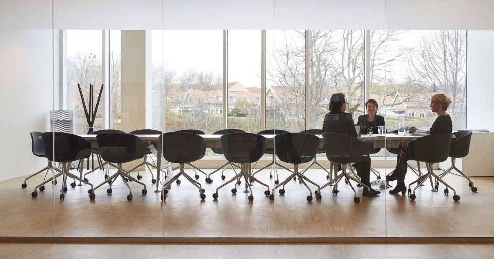 Microsoft’s new, Danish domicile gathers two units under the same roof. The design of the building originates in Microsoft’s approach to work, where cooperation and knowledge sharing are key. The building is located in Lyngby, north of Copenhagen, Denmark, and designed by Henning Larsen Architects. Photo by Hufton + Crow.