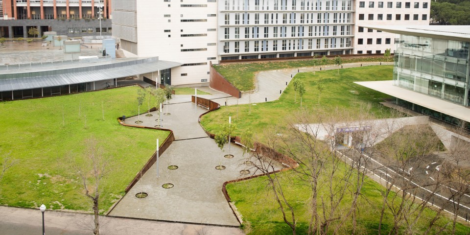 1-Access-area-of-Campus-Nord-at-UPC-University-by-taller-9s-arquitectes-photo1-960x480