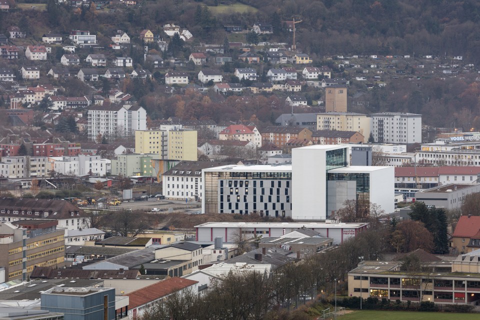 Übungshalle der staatlichen Feuerwehrschule Würzburg Wettbewerb 2012 - 1.Preis Übungshalle mit Gebäudeatrappen (Ein- und Mehrfamilienhaus, Hochhaus, Gebäude besonderer Art und Nutzung) für eine wirklichkeitsnahe Ausbildung der Bayerischen Feuerwehrleute. Entwurf: Volkwin Marg mit Jürgen Hillmer Partner: Jürgen Hillmer Projektleitung: Kai Ritzke Bauherr: Staatliches Bauamt Würzburg BGF-Daten: 7.700 m² (5.500 m²) Bauzeit: 2014 - 2016